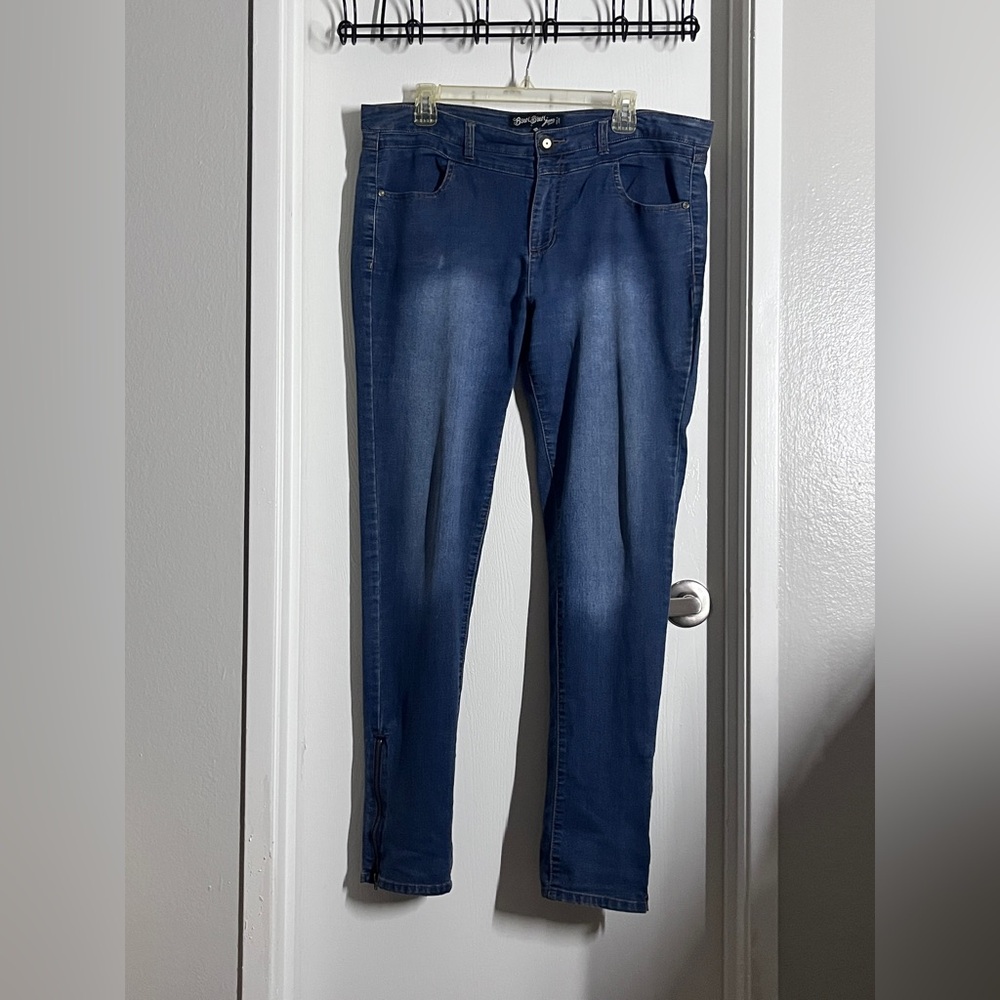 Cute Jeans Blue Jeggings with Smooth Finish and Side Zipper on the bottom.
